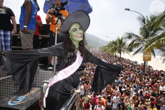 Juliana Paes é só felicidade durante o Carnaval do Rio de Janeiro