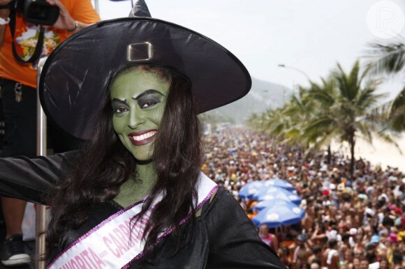 Juliana Paes relembra fantasia de bruxa para Halloween e surge