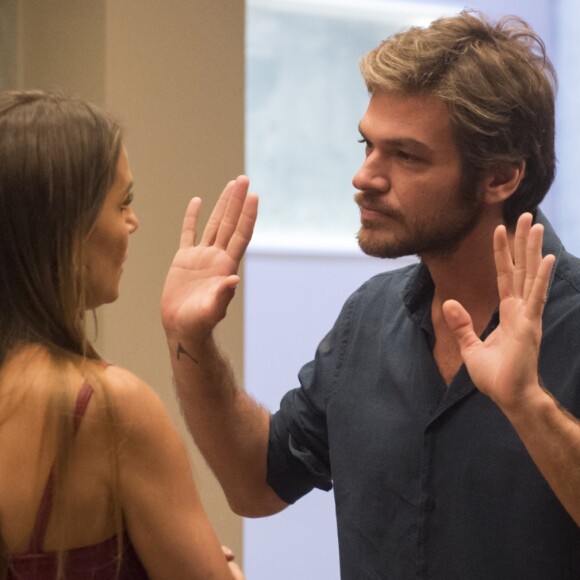 Beto Falcão (Emilio Dantas) encara Karola (Deborah Secco) nos próximos capítulos da novela 'Segundo Sol': 'Como assim você sempre foi contra eu me fingir de morto?'