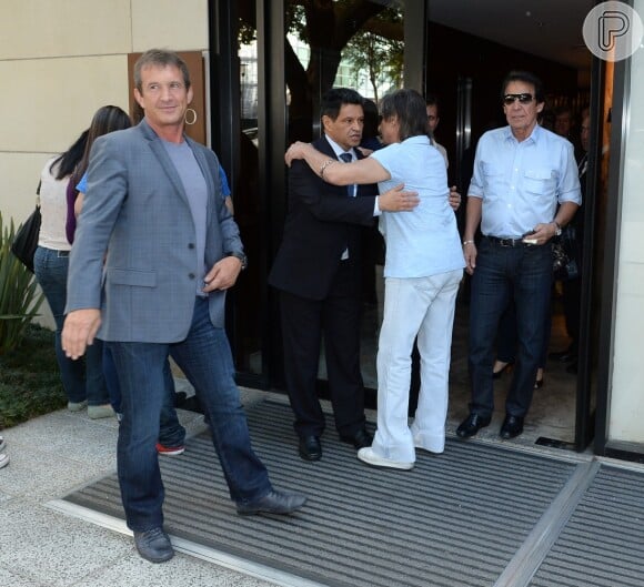 Roberto Carlos despediu dos funcionários do local ao ir embora