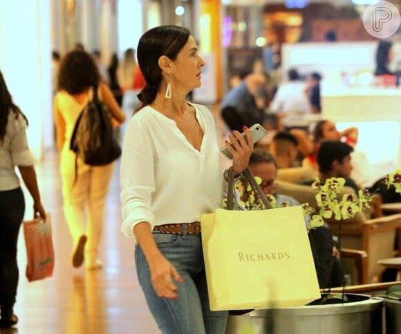 Fátima Bernardes dispensa maquiagem para ir às compras em shopping do Rio