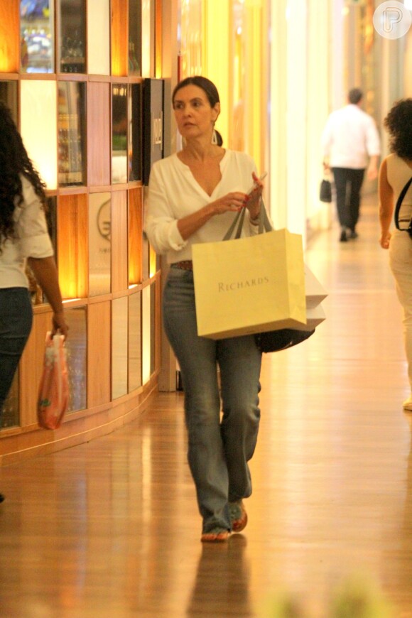 Fátima Bernardes aposta em look casual para ir às compras: blusão branco, jeans e rasteirinha