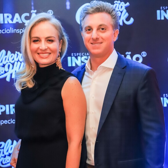 Angélica e Luciano Huck posam nos bastidores do especial 'Inspiração', que celebrou os 18 anos do  'Caldeirão do Huck' em abril de 2018