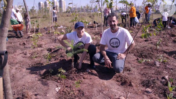 Angélica ajudou a plantar árvores em uma praça de São Paulo no 'Estrelas Solidárias', em 22 de agosto de 2017