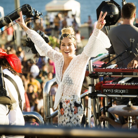 Até em trio elétrico na Bahia Angélica subiu!