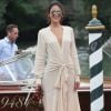 Bruna Marquezine usou vestido drapeado ao chegar ao Festival de Veneza 2018, na Itália