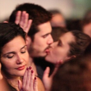Juliana Paiva e Nicolas Prattes, no entanto, foram flagrados aos beijos em um show