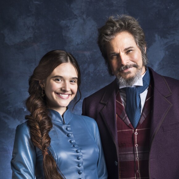 Juliana Paiva foi zoada por Edson Celulari, seu pai na novela 'O Tempo não Para', neste sábado, 1 de setembro de 2018