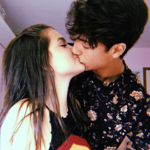 Mel Maia namora o estudante Erick Andreas