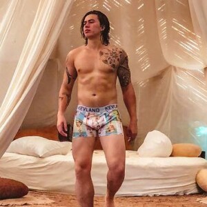 Whindersson Nunes exibe corpo sarado em foto publicada no Instagram