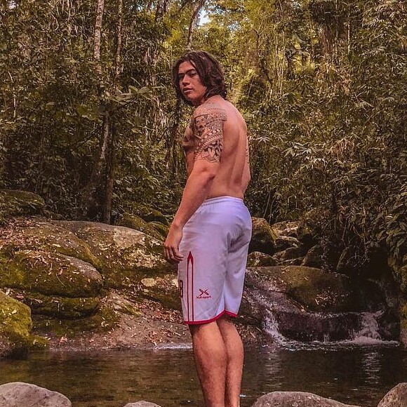 'Para mim, a doença mais desgraçada que existe na terra é o câncer. Eu já perdi pessoas para ele. Minha avó, mãe da minha mãe, morreu de câncer no estômago. E aí, meu amigo, criei vergonha e todo dia estou na academia', explicou Whindersson Nunes