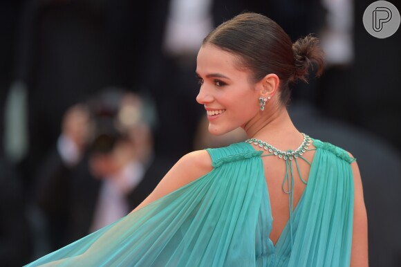 Bruna Marquezine exibiu joias Chopard no red carpet do filme 'Nasce Uma Estrela', em Veneza