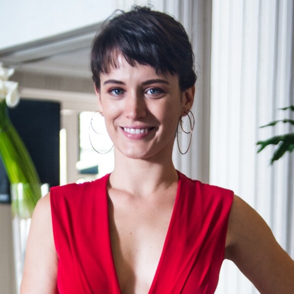 Valkiriah aponta solucação para as franjas curtas: 'Nada que um secador e escova não resolvam'