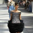 No desfile de Alta-Costura outono/inverno 2019, a Chanel investiu pesado nas trends da década, com brilho (inclusive na bota!) e babados mil!