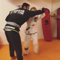 Luciano Huck filma o filho Benício derrubando professor em luta: 'Jiu-jitsu'