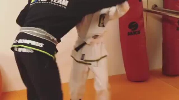 Luciano Huck filma o filho Benício derrubando professor em luta: 'Jiu-jitsu'