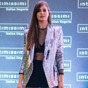 Camila Queiroz apostou em uma jaqueta prateada para o desfile da grife de lingerie Intimissimi em Verona, na Itália, nesta quarta-feira, 5 de setembro de 2018