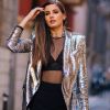 Camila Queiroz combinou o body transparente com a jaqueta prateada para o desfile da grife de lingerie Intimissimi em Verona