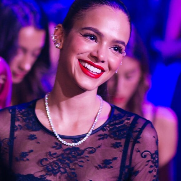 Bruna Marquezine deixou lingerie à mostra ao conferir o desfile da Intimissimi na Itália