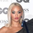 Rita Ora usou maquiagem dramática nos tons de prata e cinza