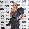 Rita Ora apostou em looks com babados encorpados nos ombros e na cauda do vestido da Alta-Costura Inverno 2018 Ralph & Russo