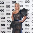 Rita Ora apostou em looks com  babados encorpados nos ombros e na cauda do vestido  da Alta-Costura Inverno 2018 Ralph &amp; Russo  