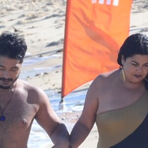 Fabiana Karla foi vista com o noivo, Diogo Mello, em uma praia na Bahia