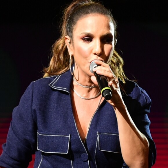 'Você se doa fisicamente mesmo. Os filhos estavam na barriga, tira o filho da barriga, o peito você amamenta', disse Ivete Sangalo