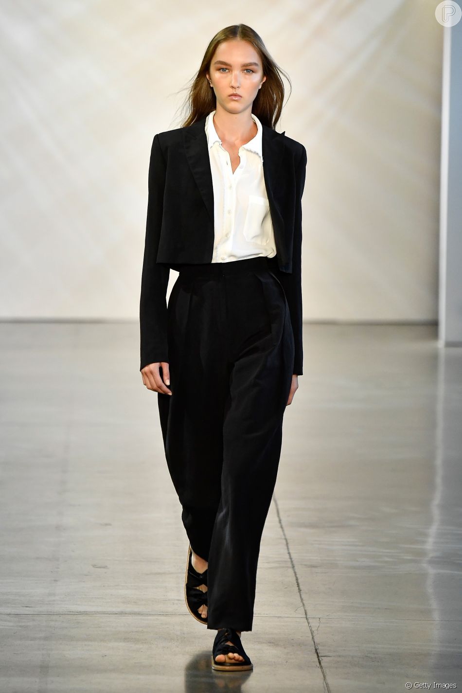 terno preto com blusa branca