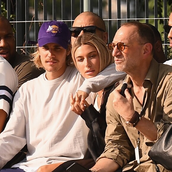 Justin Bieber e Hailey Baldwin conferiram abraçados o desfile de John Elliott na Semana da Moda em Nova York