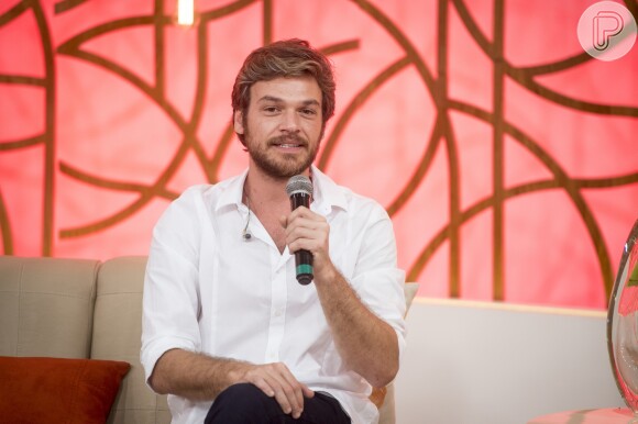 Emilio Dantas gravou a novela no cenário do 'Encontro com Fátima Bernardes' como Beto Falcão