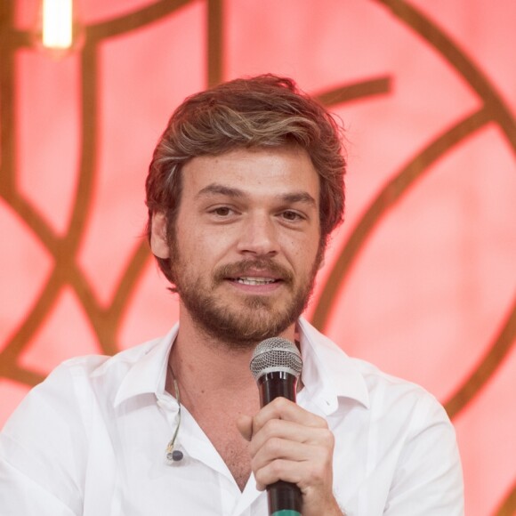 Emilio Dantas gravou a novela no cenário do 'Encontro com Fátima Bernardes' como Beto Falcão