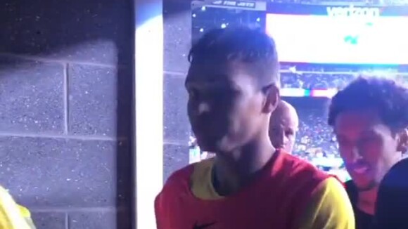 Bruna Marquezine beija o namorado, Neymar, após amistoso entre Brasil e EUA