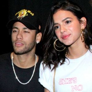 Bruna Marquezine beija Neymar e saúda jogadores após jogo do Brasil na sexta-feira, dia 07 de setembro de 2018