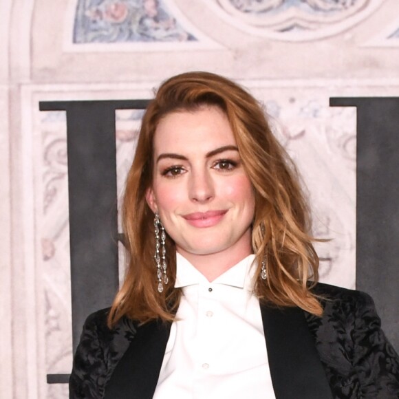 Anne Hataway dispensou o longo e foi com um smoking preto