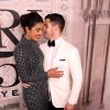 Nick Jonas trocou carinhos com a noiva, Priyanka Chopra, ao chegar no desfile comemorativo de 50 anos de Ralph Lauren