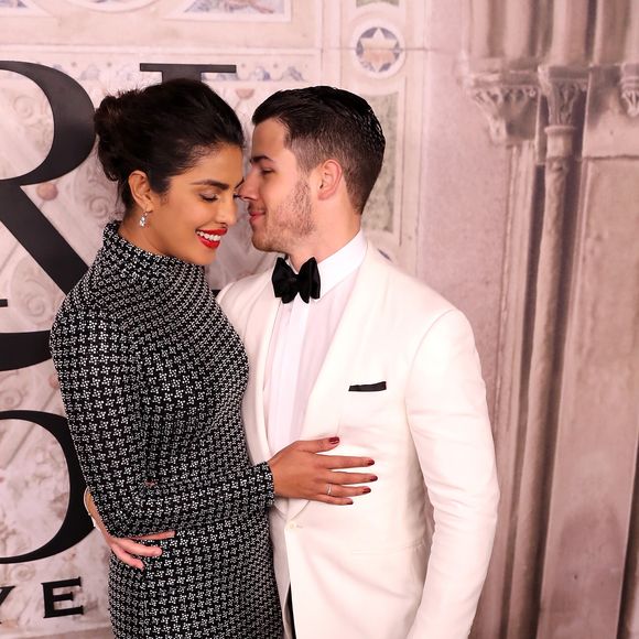 Nick Jonas trocou carinhos com a noiva, Priyanka Chopra, ao chegar no desfile comemorativo de 50 anos de Ralph Lauren