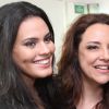 Letícia Lima, do 'Porta dos Fundos', posa sorridente com a cantora Ana Carolina após show