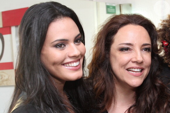 Letícia Lima, do 'Porta dos Fundos', posa sorridente com a cantora Ana Carolina após show