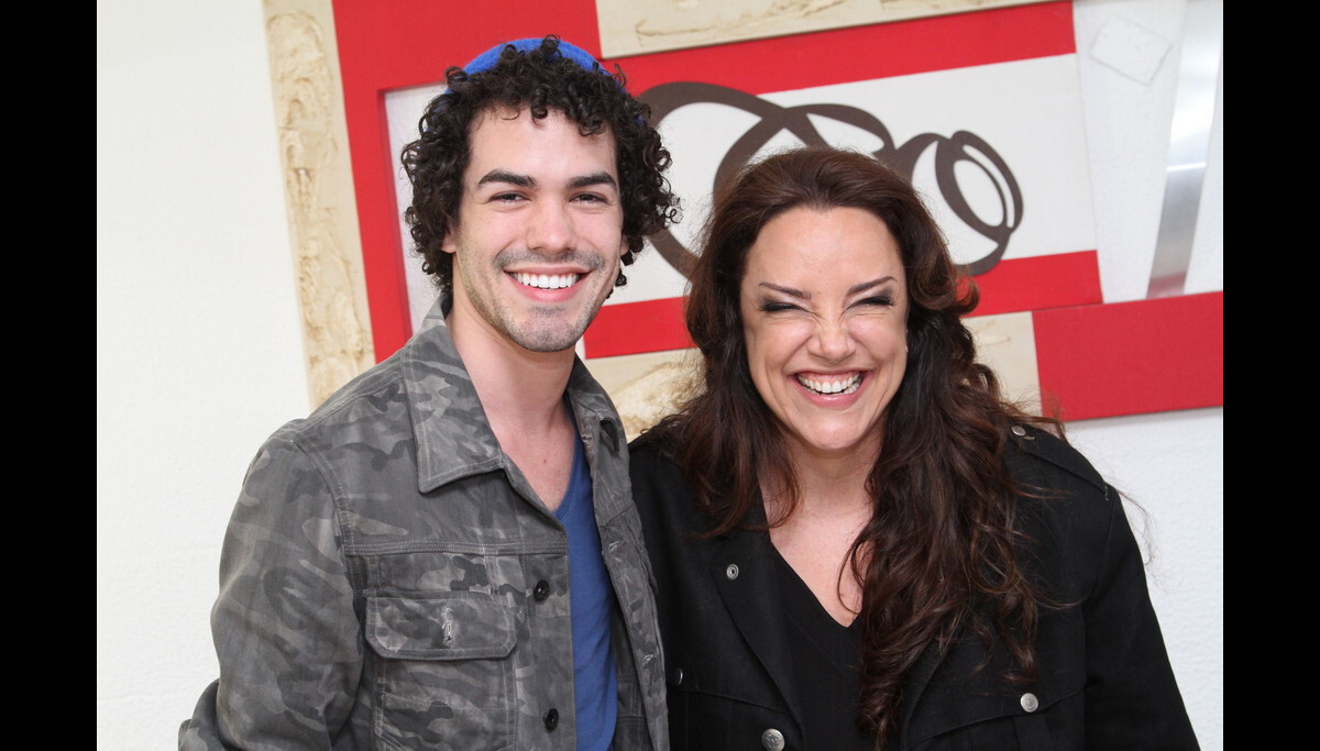 Foto: Ana Carolina recebe o músico Sam Alves o seu camarim - Purepeople