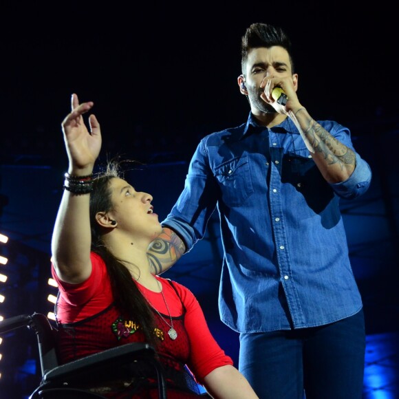 Gusttavo Lima cantou com uma fã portadora de necessidades especiais no palco do Festeja