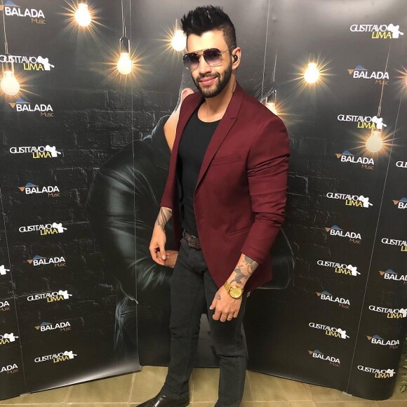 Gusttavo Lima publicou um vídeo dos filhos, Samuel e Gabriel, nas redes sociais e lamentou a saudade deles