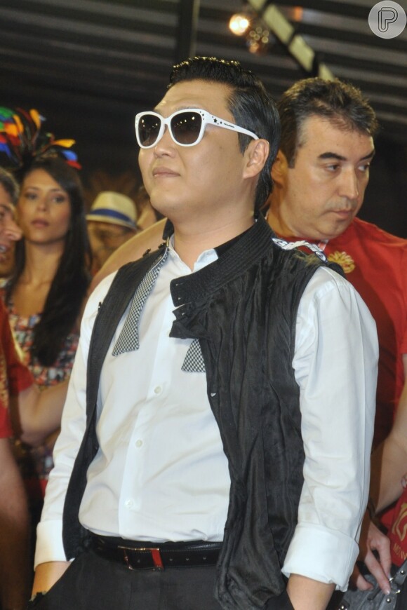 Psy, depois de curtir o Carnaval de Salvador, assiste aos desfiles na Marquês de Sapucaí, no Rio de Janeiro