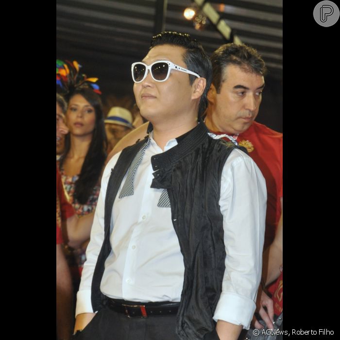 Psy, depois de curtir o Carnaval de Salvador, assiste aos desfiles na Marquês de Sapucaí, no Rio de Janeiro