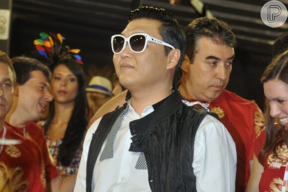 Psy assiste aos desfiles com óculos escuros