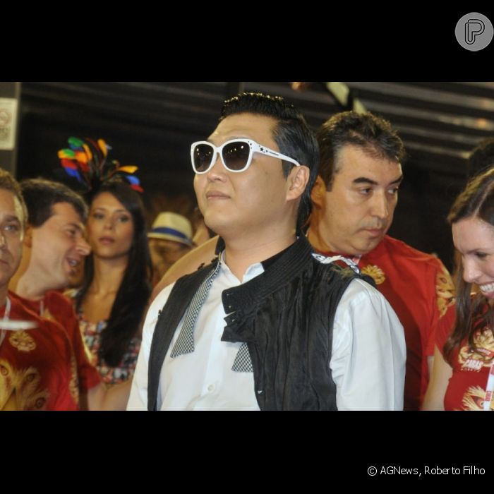 Psy assiste aos desfiles com óculos escuros