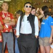 Psy, do 'Gangnam Style', assiste aos desfiles na Sapucaí com o look engraçado