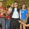 Psy escolhe look engraçado para assistir aos desfiles da Série A, na Sapucaí, no Rio de Janeiro