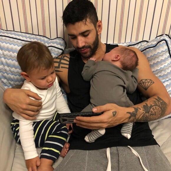 Gusttavo Lima lamentou a saudade dos filhos, Gabriel e Samuel