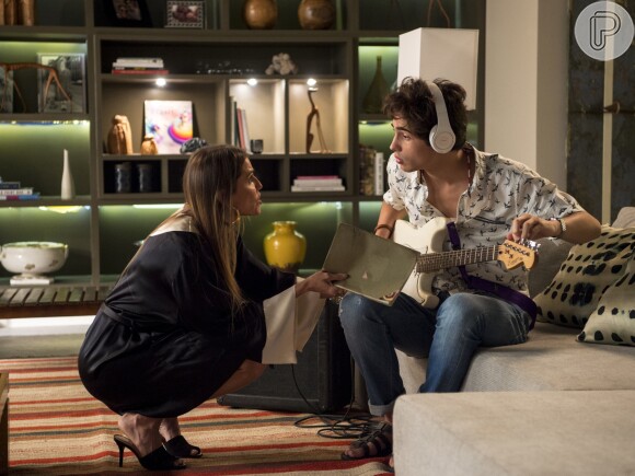 Karola (Deborah Secco) Valentim (Danilo Mesquita) Karola (Deborah Secco) nos próximos capítulos da novela 'Segundo Sol'